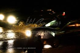 Image du Maroc Professionnelle de  Suite à une pluie diluvienne qui s’est abattu sur Casablanca, un couple attend tranquillement le passage des véhicules afin d’éviter les éclaboussures des chauffards, sur le Boulevard Mohammed VI, le 23 Novembre 2007. (Photo / Abdeljalil Bounhar) 